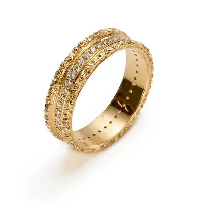 Band ring with one row of diamonds