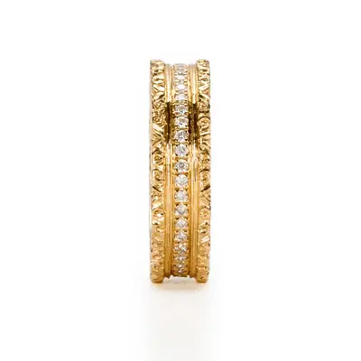 Band ring with one row of diamonds